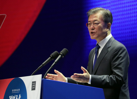 문재인 대통령이 15일 오전 세종문화회관에서 열린 제72주년 광복절 경축식에서 경축사를 하고 있다.